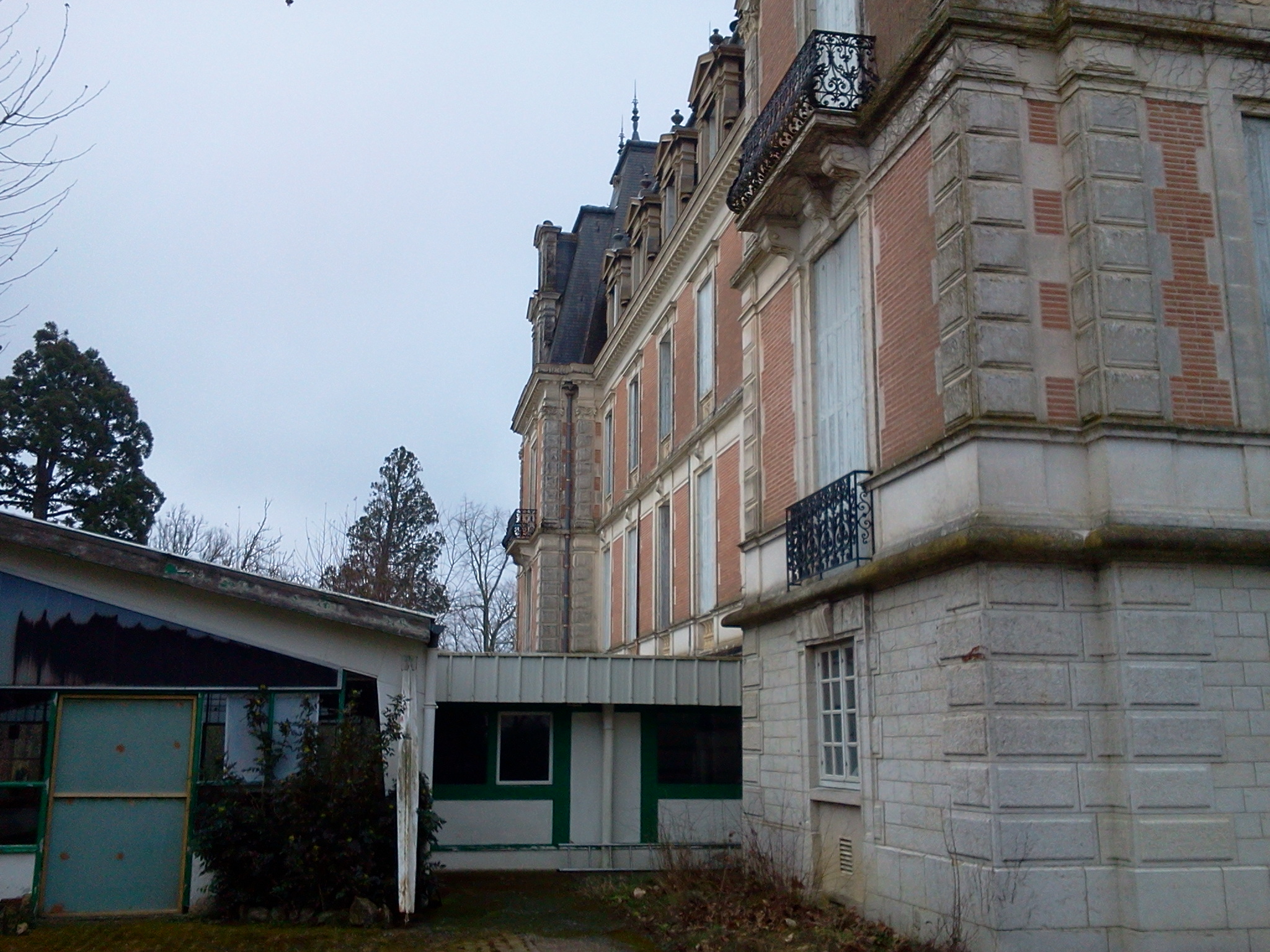 face nord avec grande salle de bric et de broce